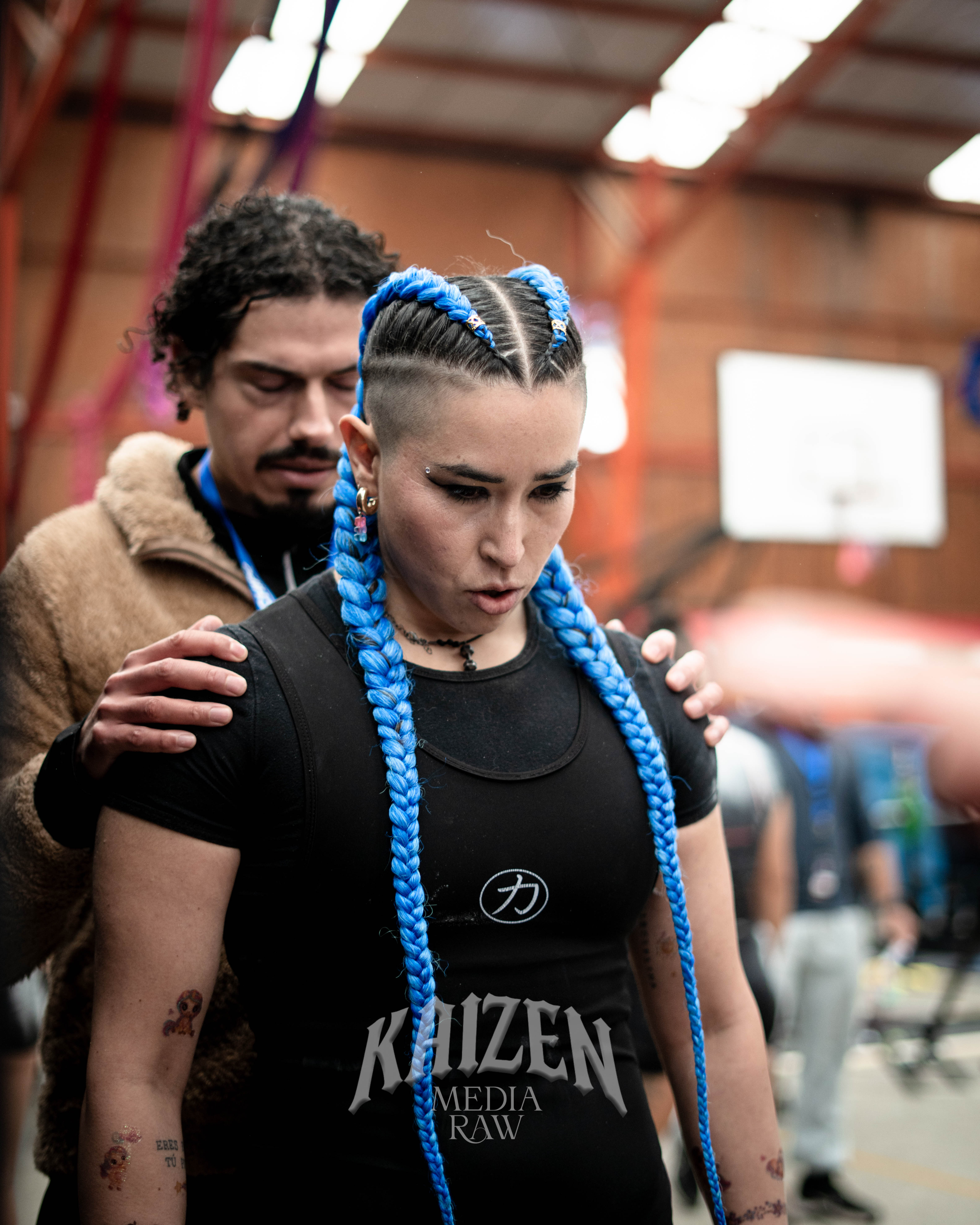 Coche de la marca Derco en un camino de tierra